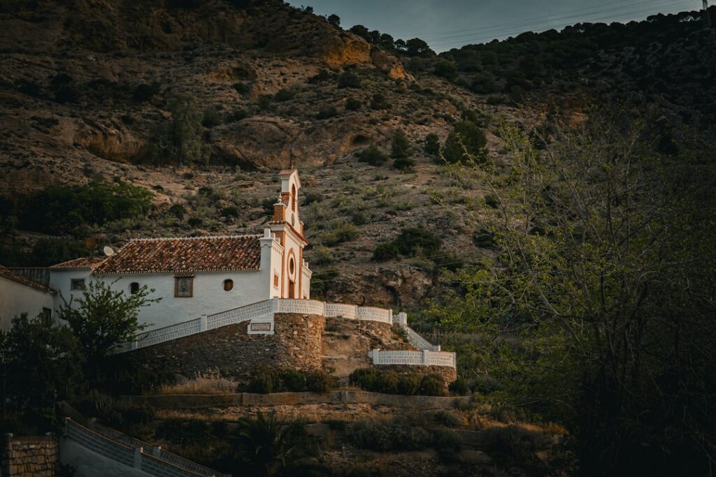 découvrez l’andalousie, une région envoûtante du sud de l’espagne célèbre pour ses villages pittoresques, ses palais mauresques, sa gastronomie savoureuse et ses paysages variés entre mer et montagnes.