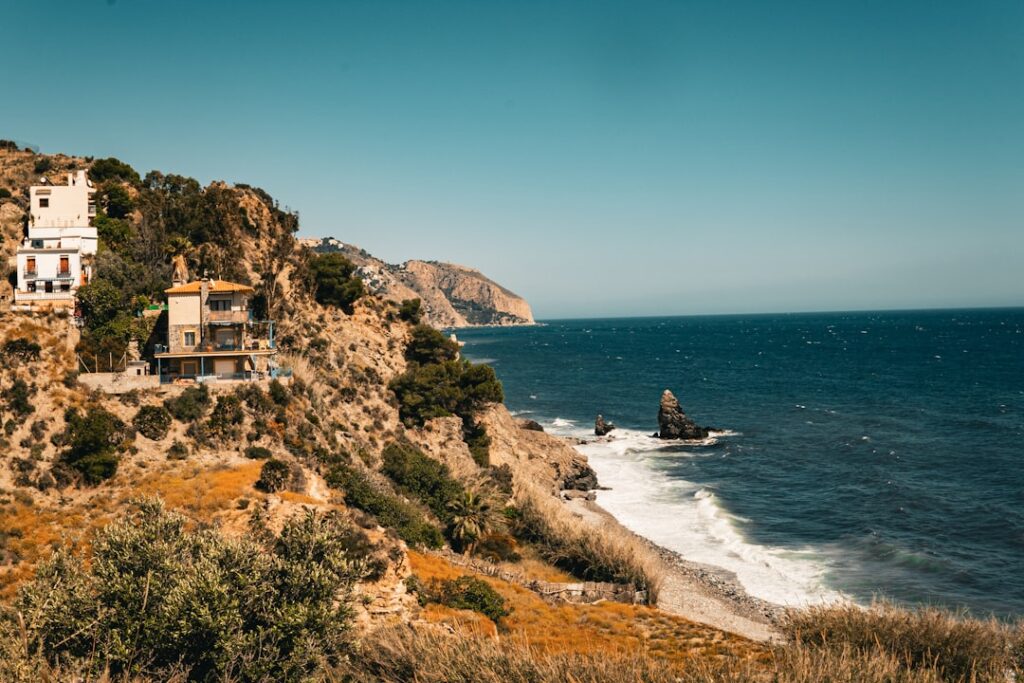 découvrez l’andalousie, une région envoûtante du sud de l’espagne, célèbre pour ses villages blancs, ses plages ensoleillées, son histoire fascinante et sa culture flamenco vibrante.