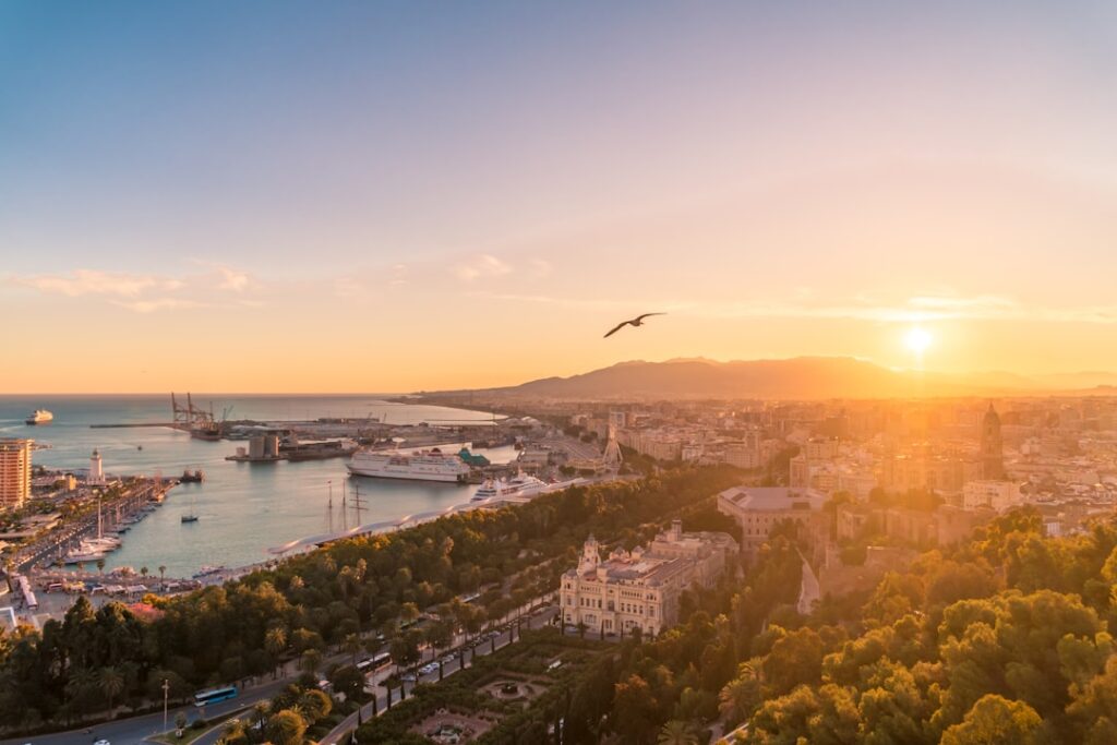découvrez malaga, perle de l’andalousie: plages, centre historique, musée picasso, tapas et soleil toute l’année. que voir, où manger, quand partir.