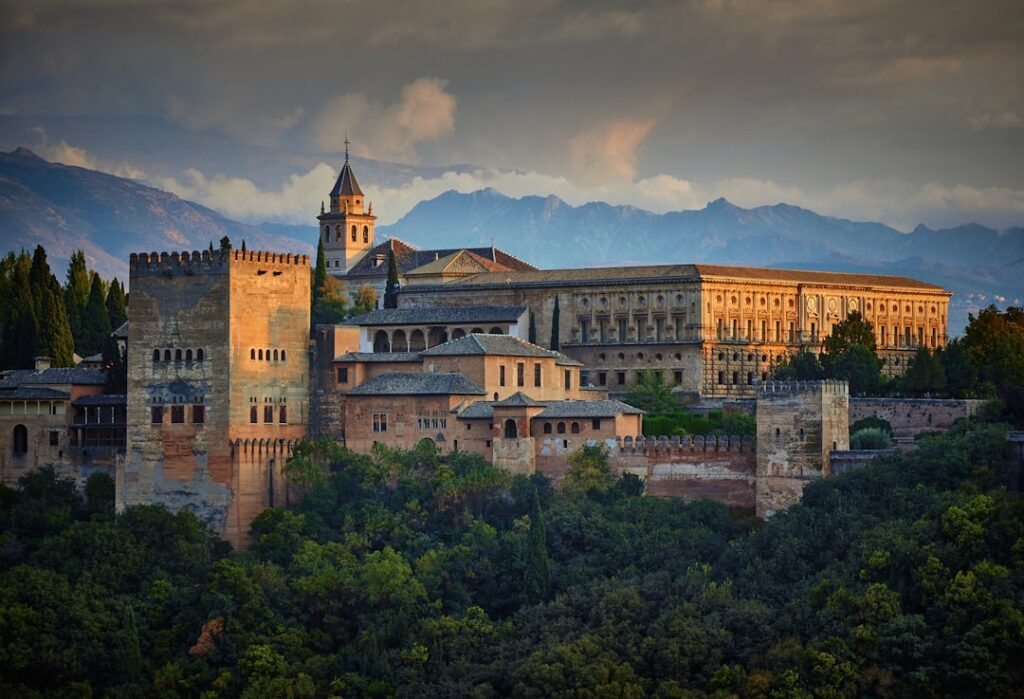 découvrez l'alhambra, un palais et forteresse emblématique de grenade en espagne, célèbre pour son architecture mauresque, ses jardins luxuriants et son histoire fascinante. visitez ce joyau du patrimoine mondial de l'unesco.