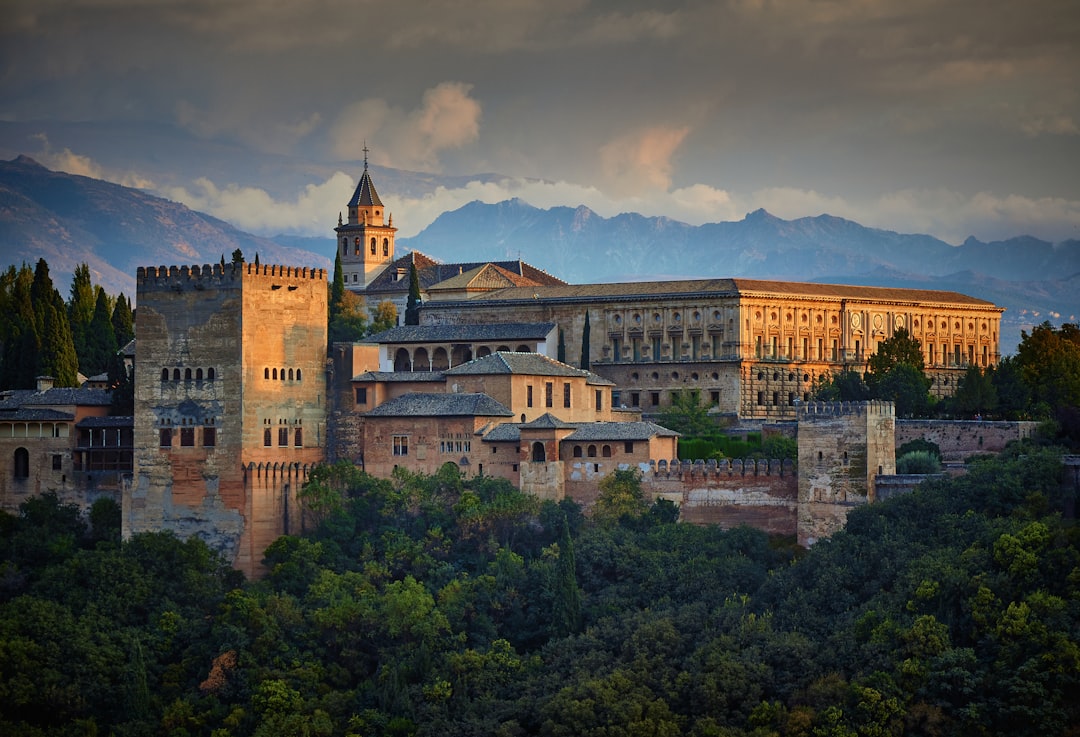 découvrez l'alhambra, un palais et forteresse emblématique de grenade en espagne, célèbre pour son architecture mauresque, ses jardins luxuriants et son histoire fascinante. visitez ce joyau du patrimoine mondial de l'unesco.
