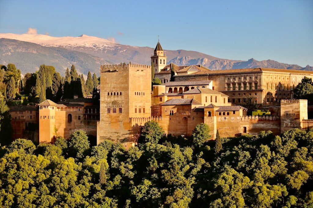 découvrez l’andalousie, une région envoûtante du sud de l’espagne, célèbre pour ses plages, ses villes historiques, ses palais mauresques et ses festivals. partez à la découverte d’une culture riche et de paysages spectaculaires sous un soleil éclatant.