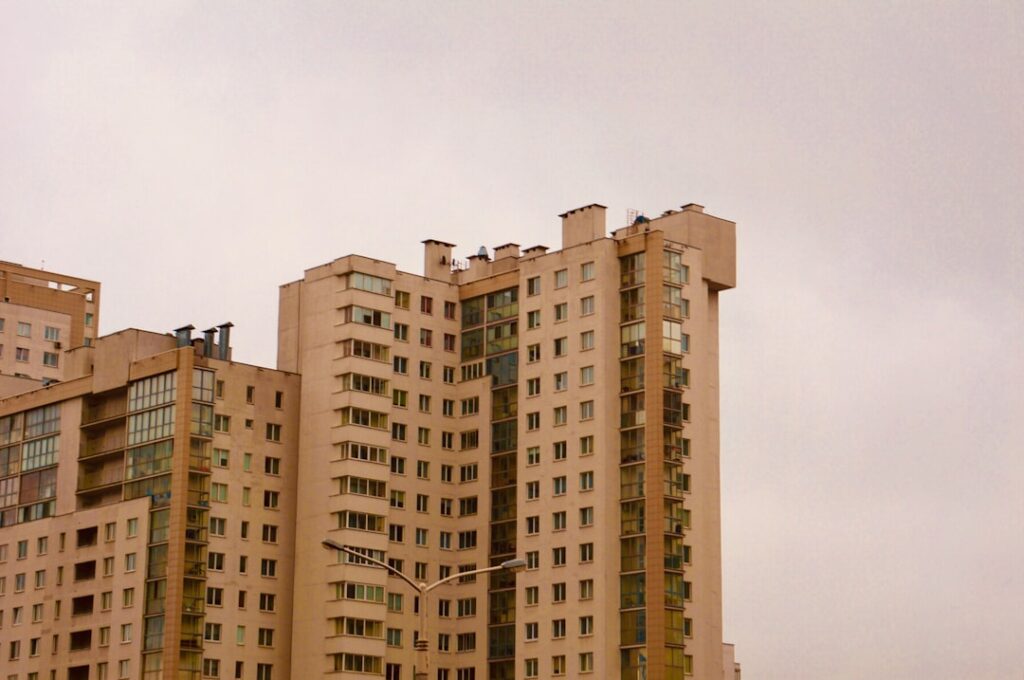 découvrez nos appartements avec services, idéals pour les séjours courts ou longs. profitez du confort d’un chez-soi avec les commodités d’un hôtel dans un emplacement central.