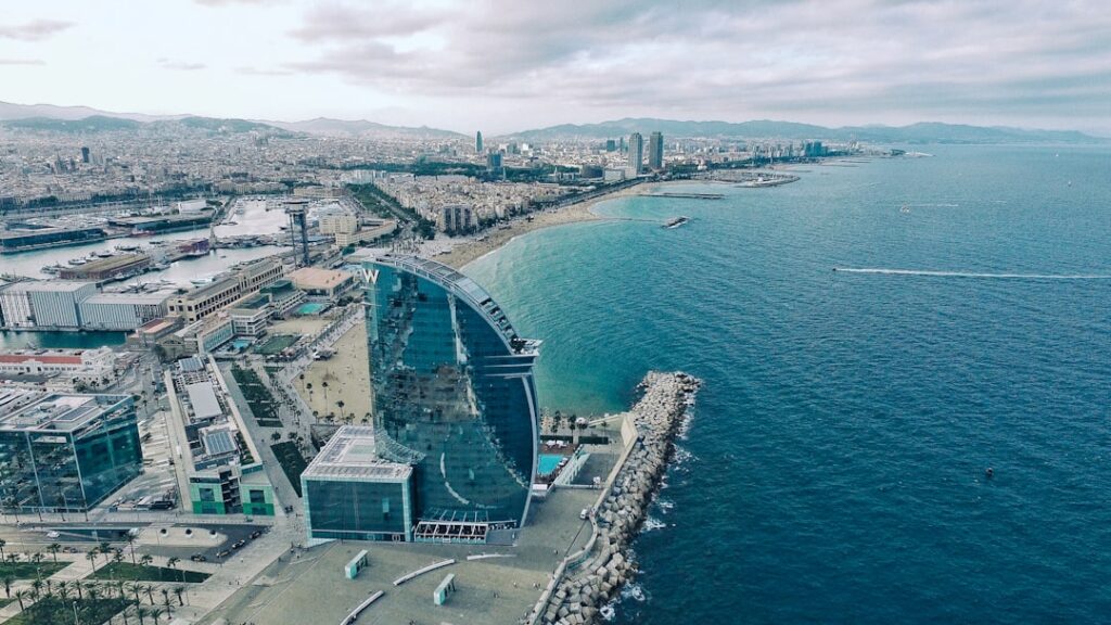 découvrez barcelone, une ville vibrante en espagne connue pour ses plages, son architecture moderniste, ses quartiers animés et sa délicieuse gastronomie catalane. parfait pour des vacances inoubliables !