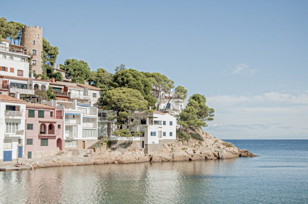 découvrez la costa brava, une magnifique région côtière d'espagne réputée pour ses plages paradisiaques, ses criques secrètes, ses villages pittoresques et sa gastronomie authentique. parfait pour des vacances inoubliables entre mer et culture.