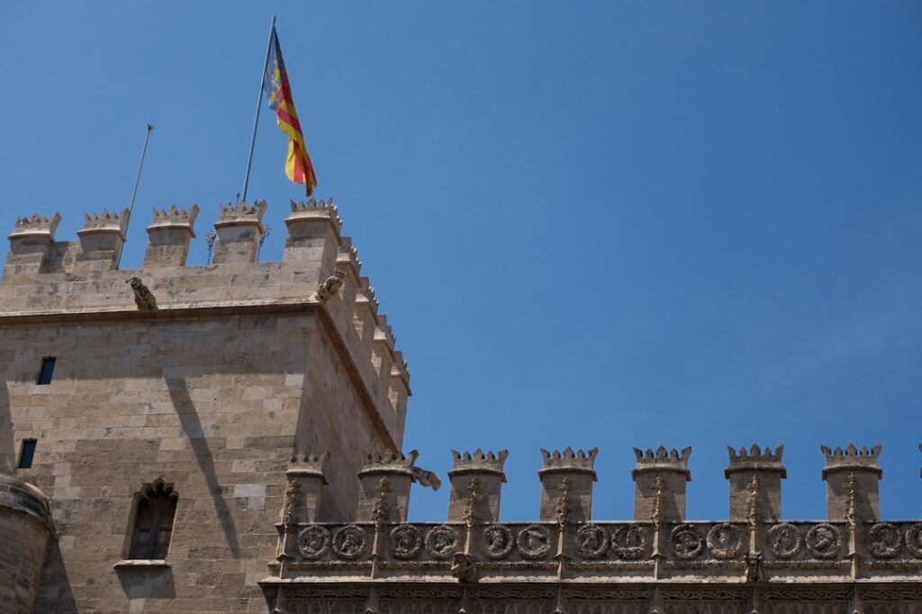 découvrez les hôtels-châteaux en espagne pour un séjour unique alliant histoire, luxe et charme médiéval au cœur des plus belles régions espagnoles.