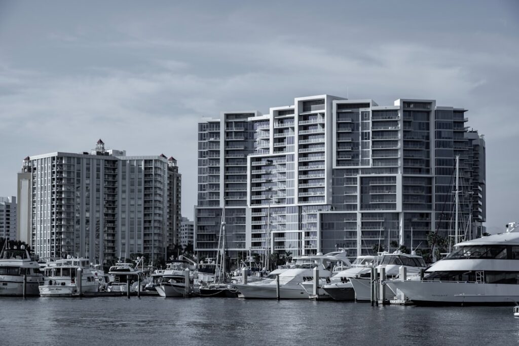 découvrez nos hébergements en bord de mer offrant confort et vues imprenables pour un séjour inoubliable au plus près de l'océan.