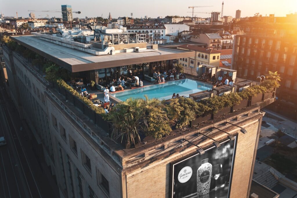 découvrez les meilleurs hôtels avec rooftop et piscine à valence, et savourez une délicieuse paella authentique pour une expérience inoubliable.