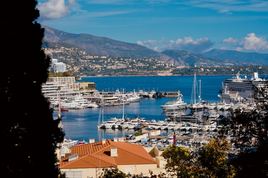 découvrez des hôtels abordables avec jacuzzi sur la côte méditerranéenne pour des vacances relaxantes et accessibles près de la mer.