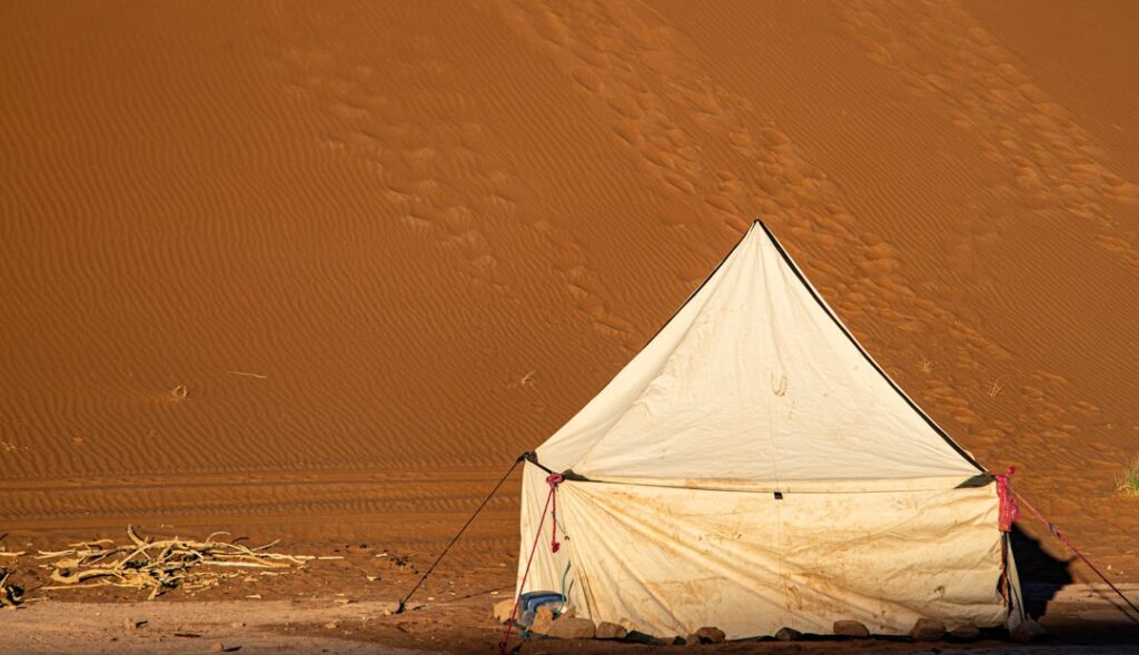découvrez l'aventure ultime du camping dans le désert : paysages à couper le souffle, nuits étoilées et tranquillité absolue au cœur de la nature sauvage.