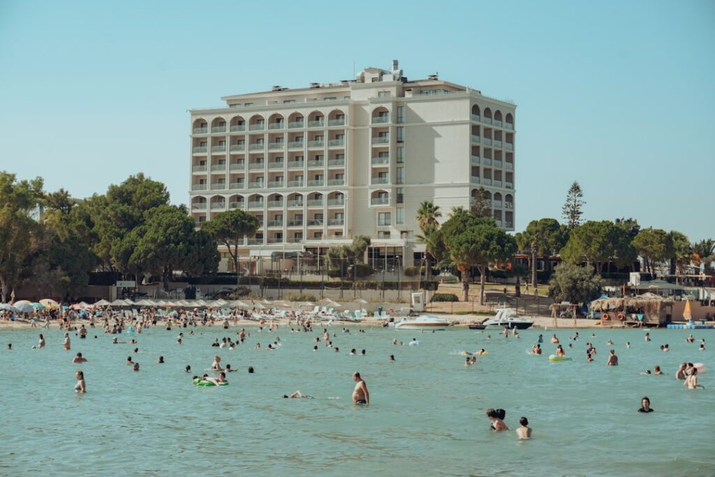 découvrez le marbella club hotel, un hôtel de luxe emblématique situé sur la côte espagnole, offrant un service exceptionnel, des chambres élégantes et un cadre paradisiaque pour des vacances inoubliables.