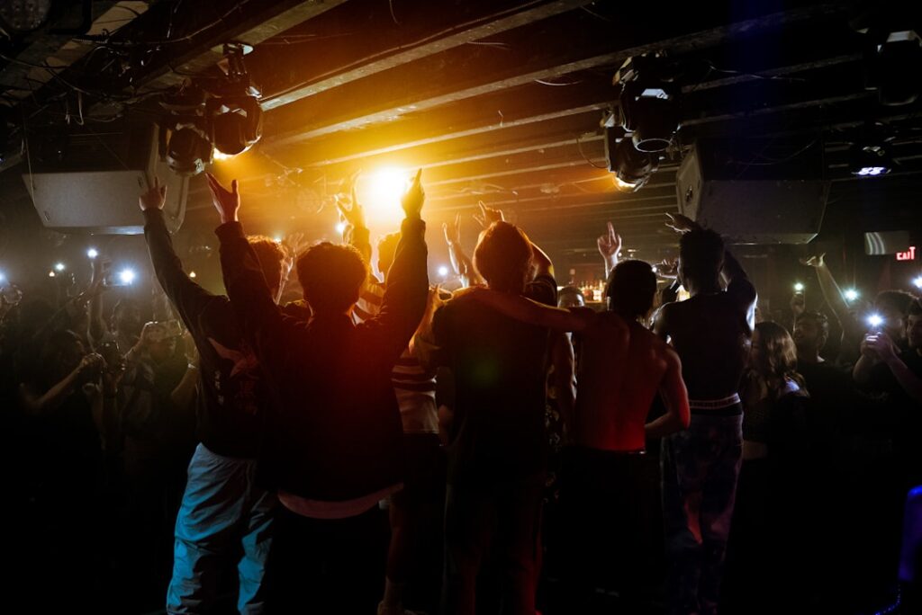 découvrez nos clubs pour adolescents, des espaces dynamiques et conviviaux pour se divertir, apprendre et rencontrer de nouveaux amis.